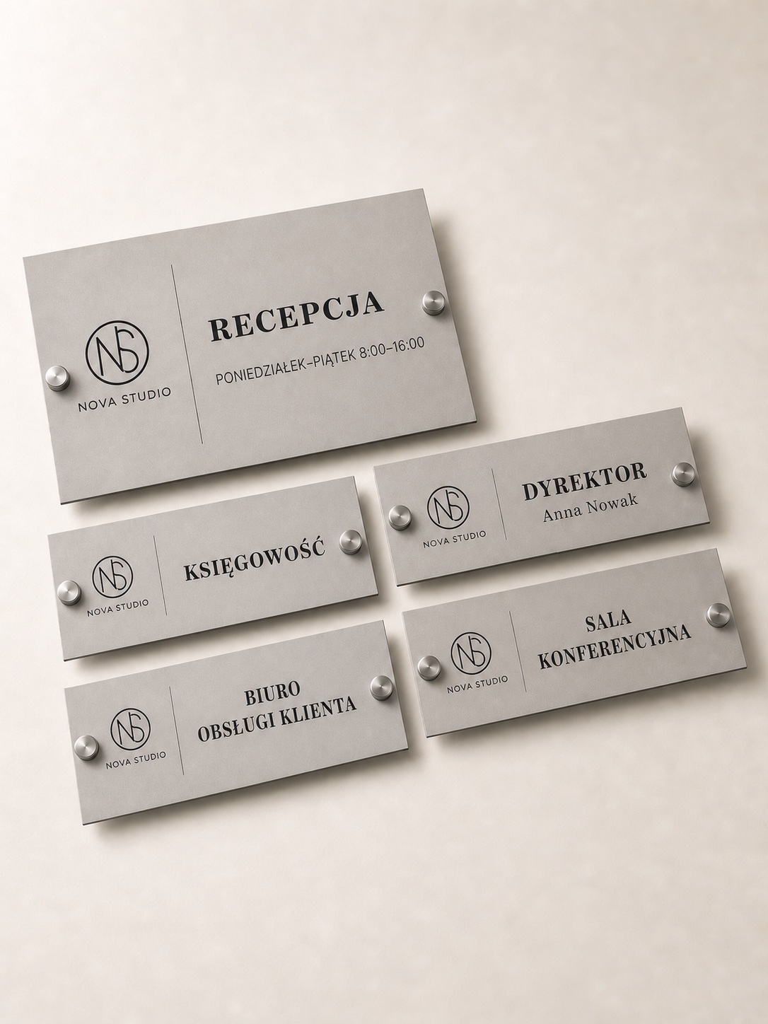 Demonstracyjna seria tabliczek gabinetowych z neutralnym logo NOVA STUDIO